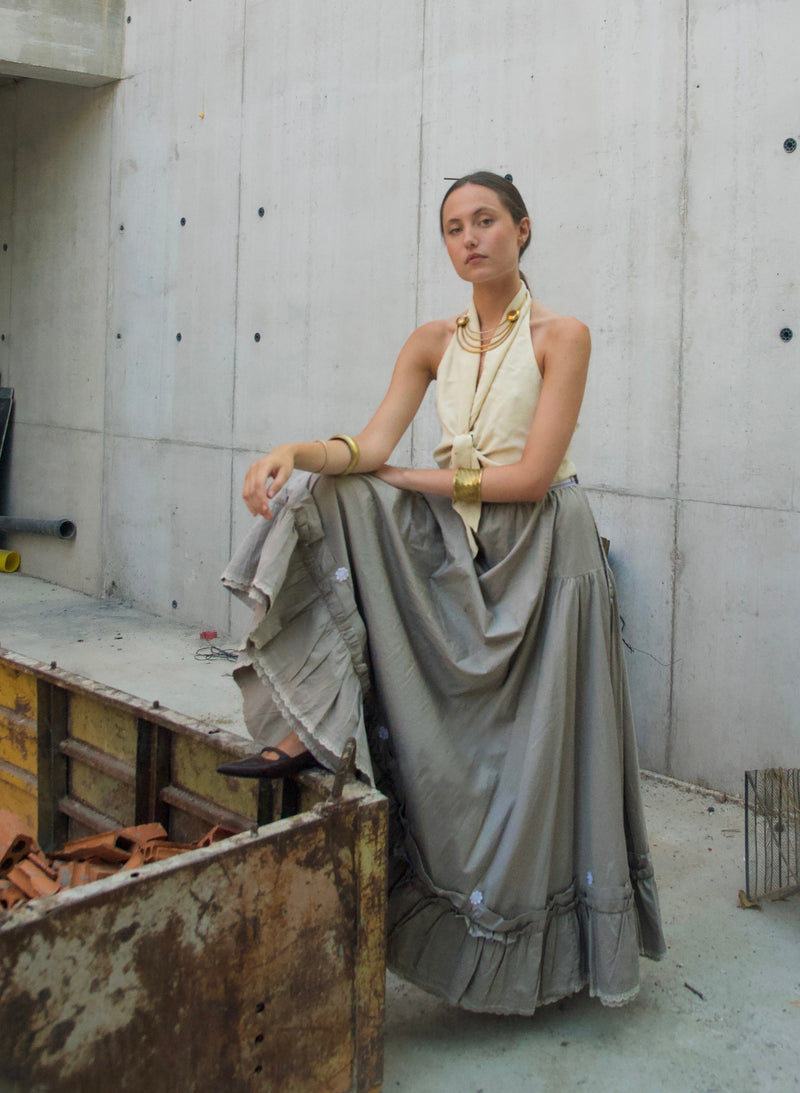 falda gris editorial